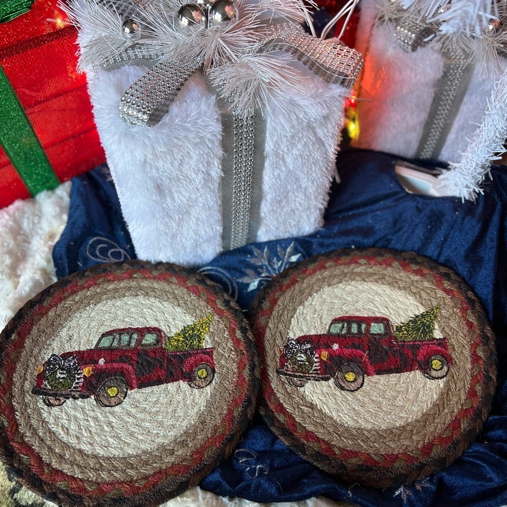 CHRISTMAS RED TRUCK ROUND
BRAIDED PLACEMATS